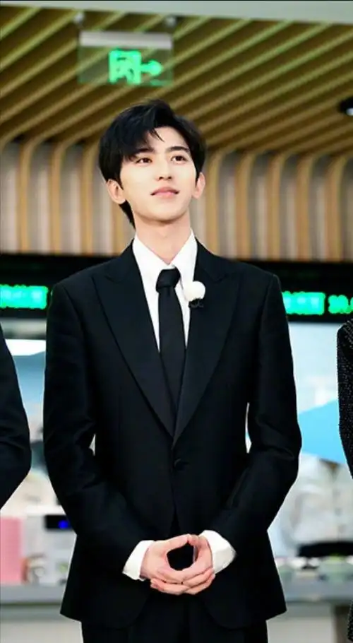 蔡徐坤《奔跑吧》预告花絮黑色西装的坤哥帅气十足!