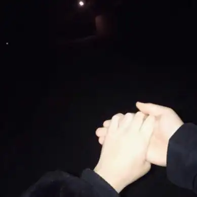 情侣牵手图片头像高清恩爱的情侣手牵手只露手照片头像