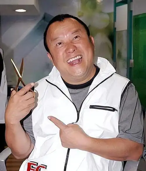 曾志伟50岁女儿老态尽显,未婚未育隐退,去国外旅游过生日