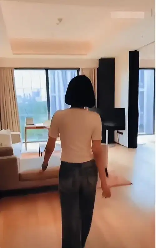 53岁许晴晒隔离日常穿紧身衣腰肢纤细抢镜家中装修精致面积大