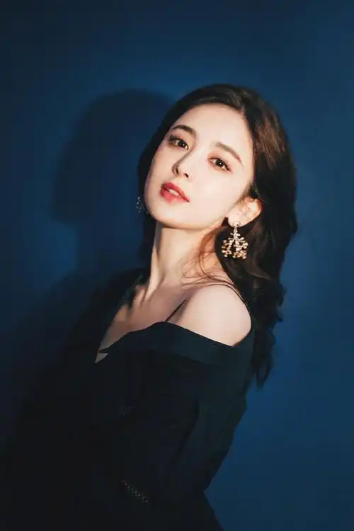 p>古力娜扎(gulnazar),1992年5月2日出生于新疆乌鲁木齐市,中国内地