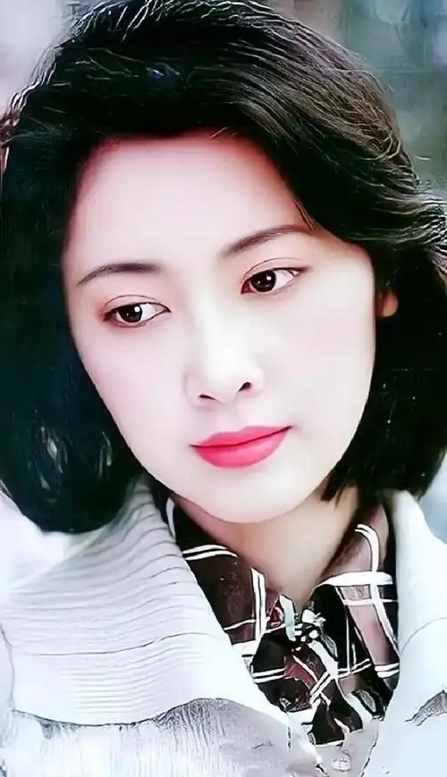 15张清晰的照片,见证了第一美女朱琳不同年龄段的美