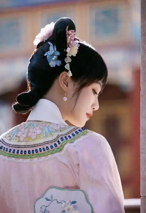 蓝盈莹的粉色公主照,春天来了!|甄嬛传_网易订阅