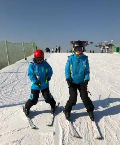 网曝肖战李沁恋情是真的吗肖战李沁因合作狼殿下生情还相约滑雪