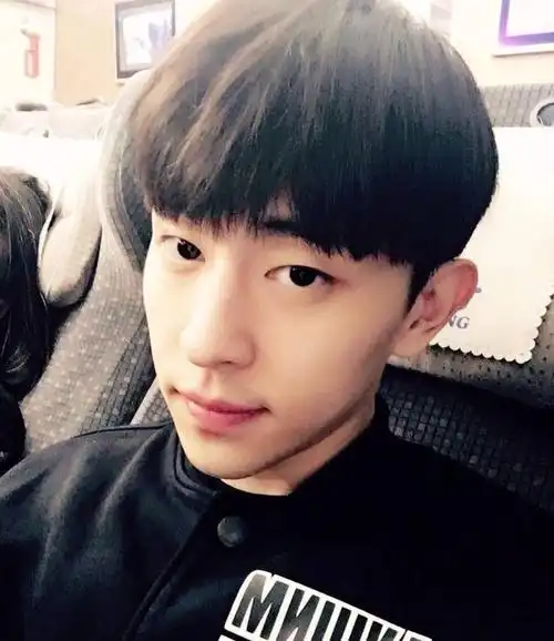 当网友看到邓伦的素颜照片时,都被他帅气的颜值惊呆了,纷纷表示:素颜