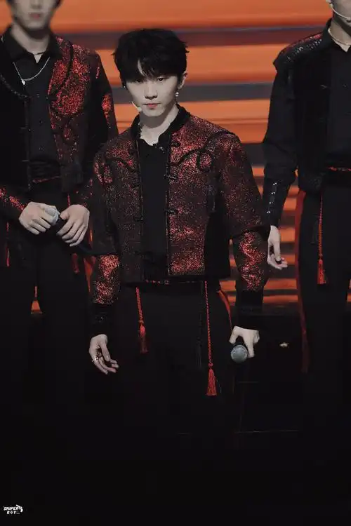 马嘉祺狂欢夜舞台饭拍 重生涅盘而来 怕什么破坏 凭什么主宰……_高清