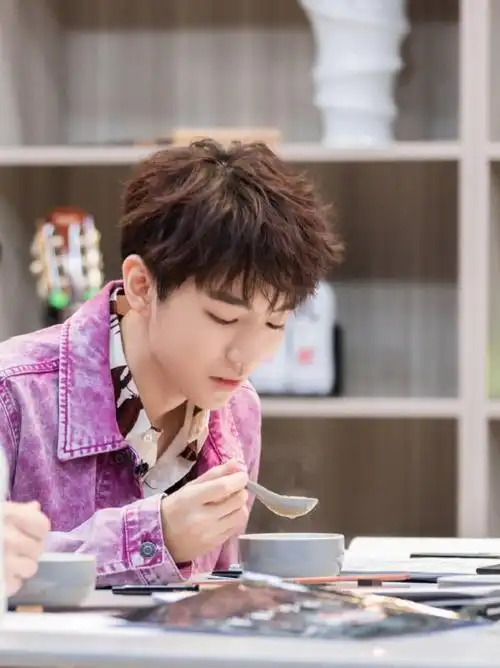 王俊凯最新综艺照,淡紫牛仔套装搭小螃蟹衬衫,完全阳光美少年_高清