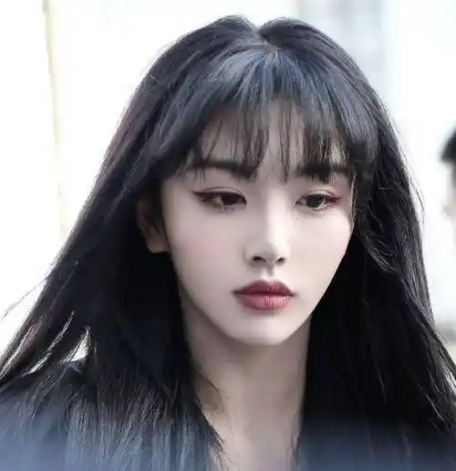 孔雪儿飞机延误带妆在酒店打地铺s形睡姿被质疑是摆拍