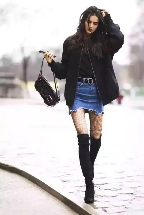 过膝靴配短裙显得腿又细又长充满少女感