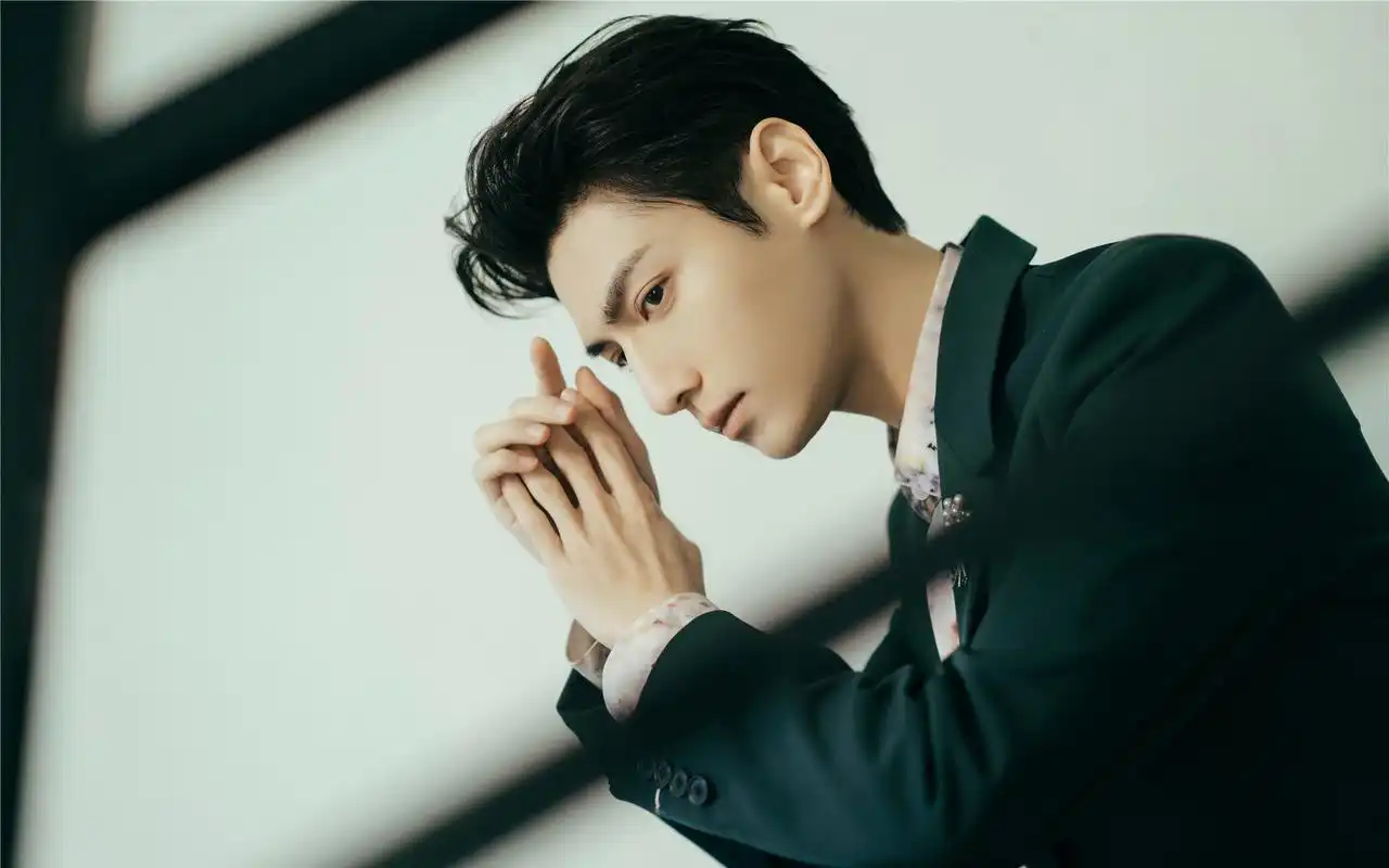 罗云熙森林绿西装帅气图片桌面壁纸