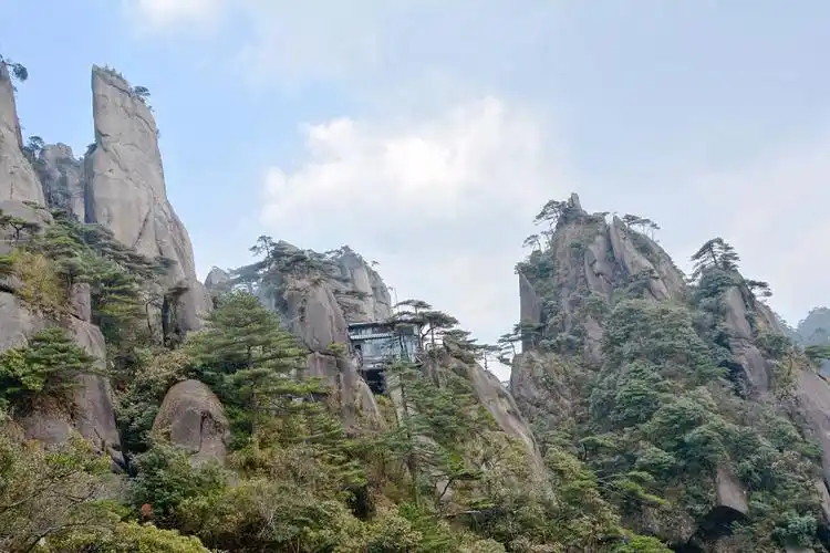 三清山主峰玉京峰海拔18199米终年云缠雾绕充满仙风神韵如仙境一般