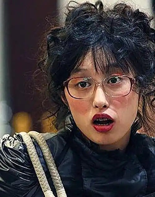 戴眼镜,戴牙套,可以说将"丑"表现淋漓尽致,没想到曾经的"丑女"摇身一