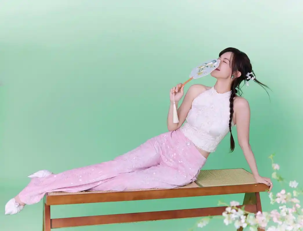 程潇惊艳亮相,新中式造型展现清新脱俗气质!