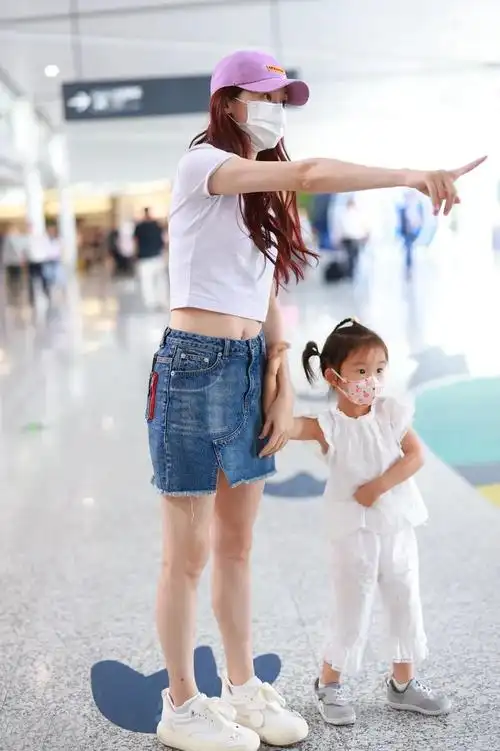 郑恺一家三口机场温馨同框,苗苗打扮青春靓丽,3岁女儿活泼可爱