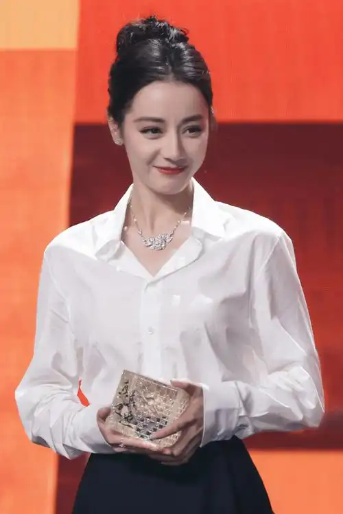 迪丽热巴亮相芭莎红毯被赞是刚出水的美人鱼5