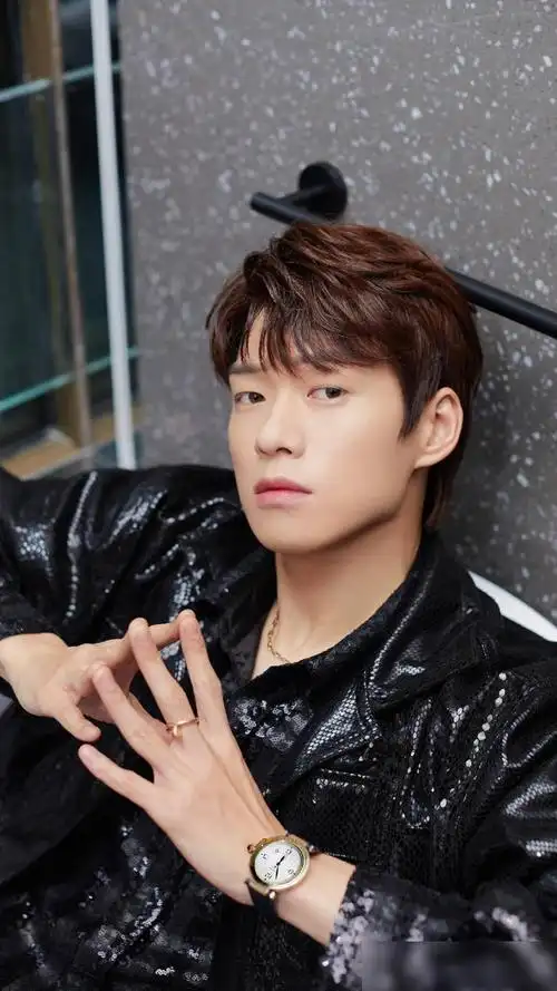 影视演员魏大勋,综艺感十足,风趣幽默,人见人爱,来看帅照吧