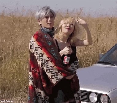 如今这局面,用缺德网友的话形容,"相当于关晓彤和鹿晗分了,转头和