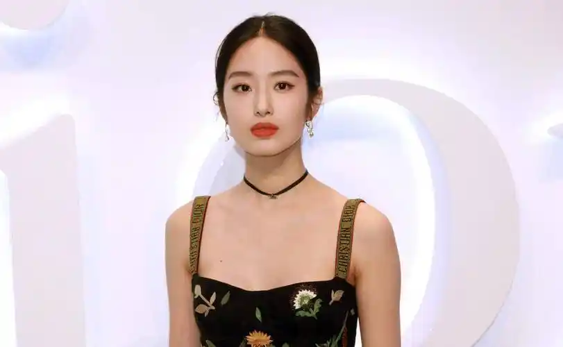 原创28岁杨采钰晒自拍被指脸僵笑容太假她怎么当上刘亦菲干妈的