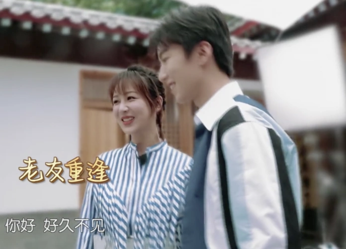 王俊凯第一次推女生荡秋千,当杨紫荡出去时,有谁注意小凯的手?