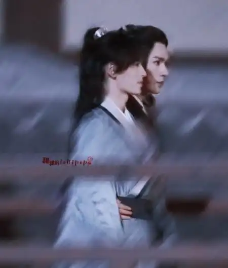 网曝《天涯客》路透图 龚俊搂张哲瀚的腰侧颜帅气