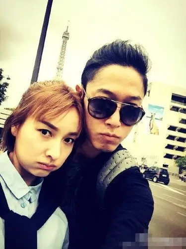 吴昕微博晒与一男子合照疑公开恋情女方否认称被盗号