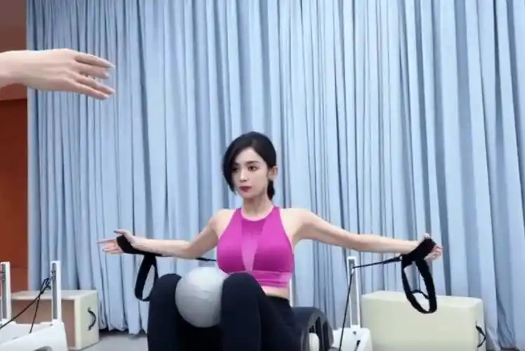 组图:古力娜扎练普拉提做高难度动作 穿健身服尽显好身材