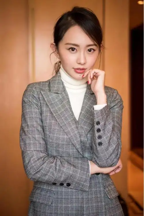 孙耀琦优雅套装亮相气质干练获风尚女演员奖