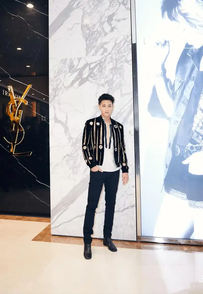 黄子韬吴亦凡同穿条纹装扮,一个酷帅有型,一个潮流时尚,很帅气