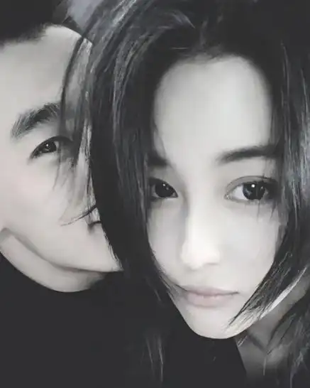 张馨予何捷夫妇同框,男方为老婆蹲地拍照太幸福,郎才女貌颜值高