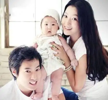 初为人母,金喜善激动万分,一开心就把女儿的照片发到了网上,原本会