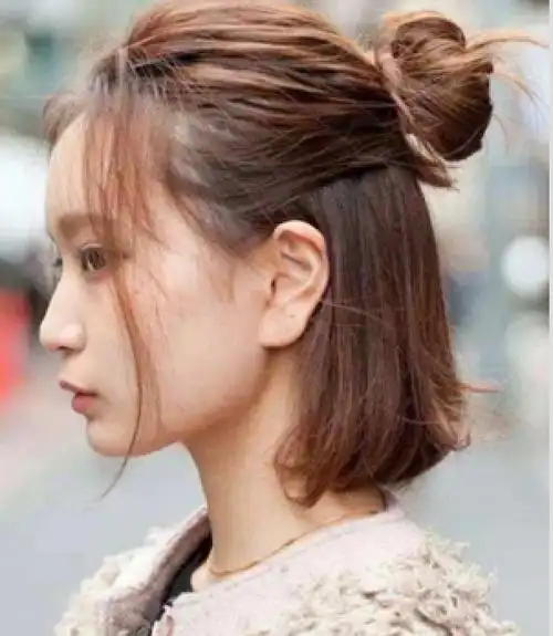 齐肩短发发型这样扎最迷人不过了,半扎丸子头的发型,披散的发丝配上半