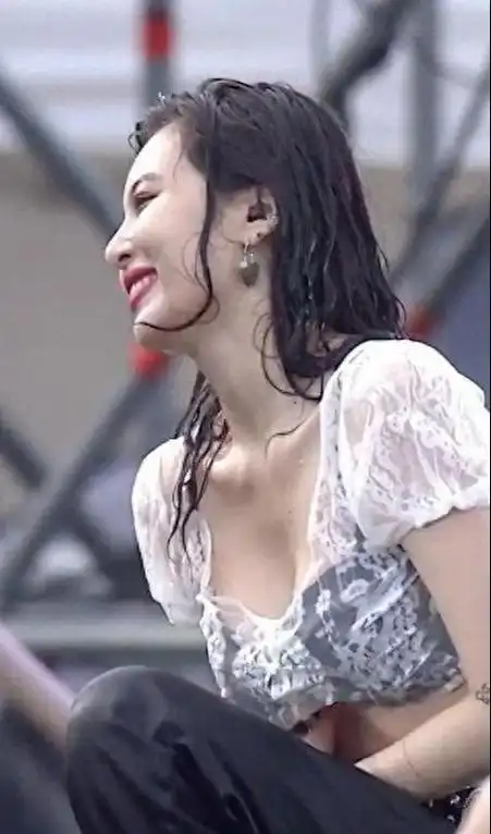 露下乳,半露内裤,一丝不挂,这几位女明星把"诱惑"玩到了极致|柳岩