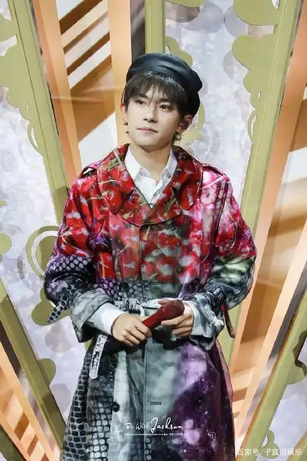 易烊千玺芭莎慈善夜与爱同行,贝雷帽点缀少年型格,一首嗨歌燃炸全场.