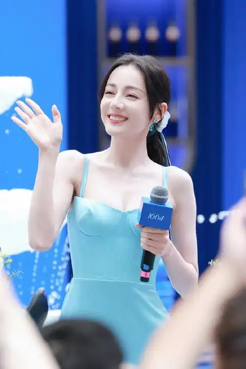 近日更是频繁出席活动,也引来不少网友围观,当日,迪丽热巴身穿蓝色礼