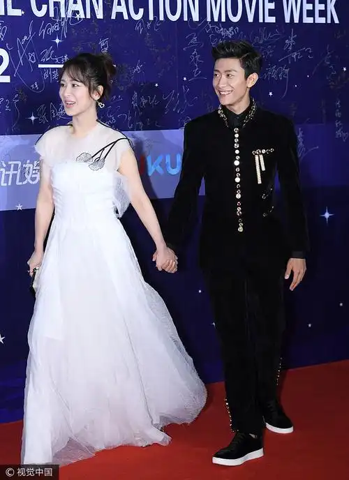 杨紫张一山牵手出席红毯,"逗比姐弟"黑白配男帅女美!