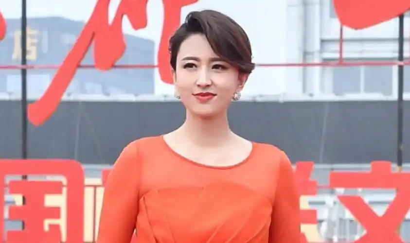 央视主持人张蕾节目收视不占优势叠加年龄问题后续何去何从