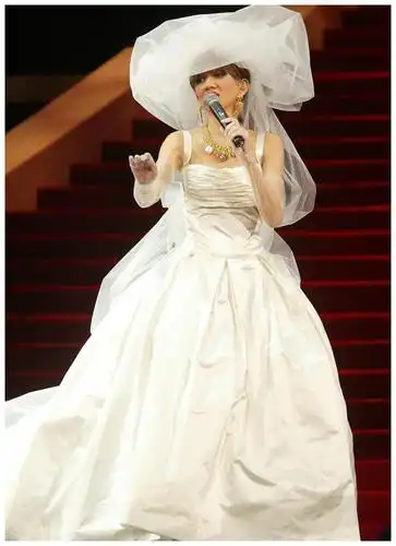 梅艳芳舞台上"风情万种",穿上婚纱真漂亮,没想到成了告别造型