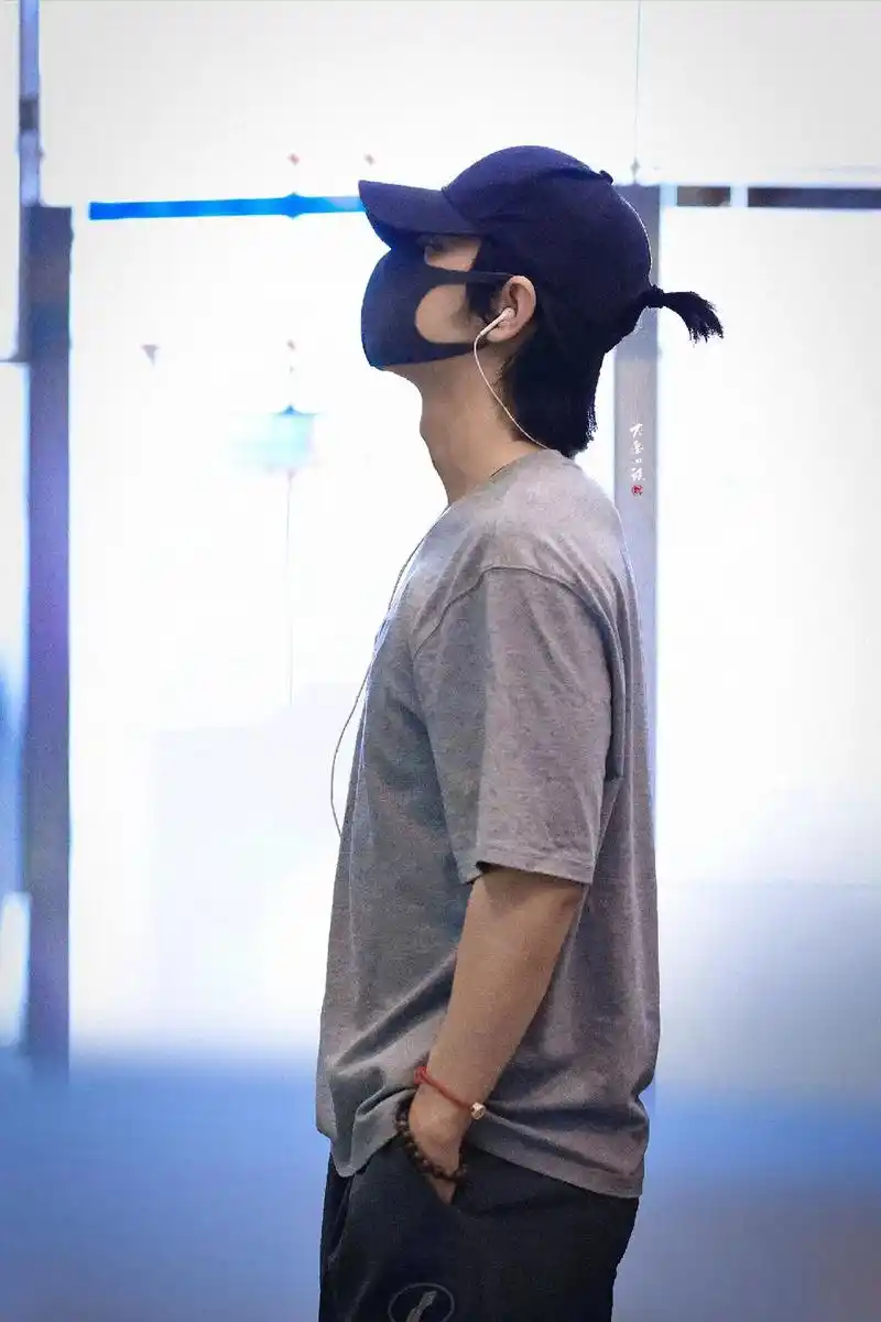 肖战机场# @x玖少年团肖战daytoy 今日机场出发前往 - 抖音