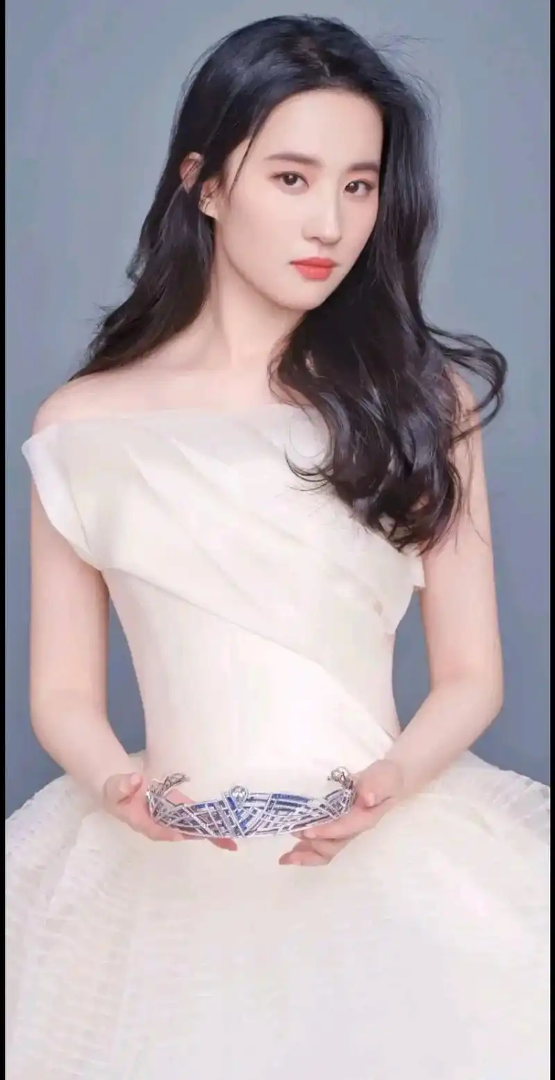 刘亦菲肌肤胜雪,绝色容颜,让人惊叹