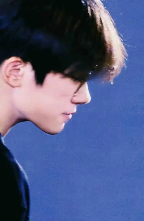 易烊千玺闭眼侧颜