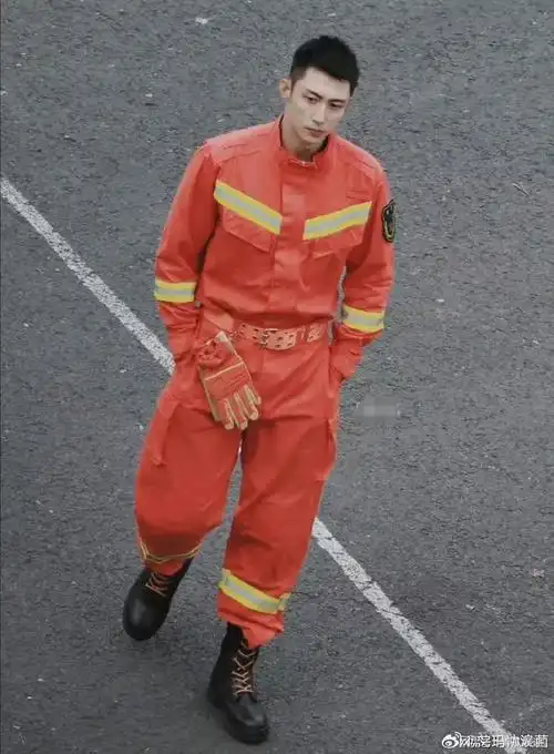 黄景瑜颜值也不错,身材很好,他穿军装的样子,感觉就是最好看的,演的