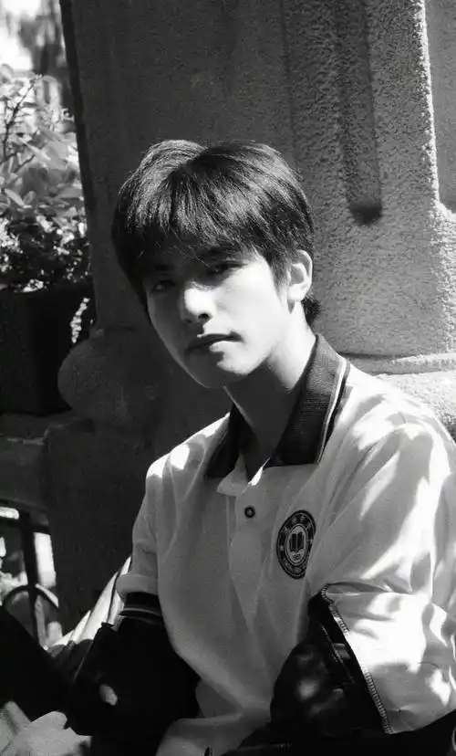 谭松韵宋威龙张新成互拍,私下互动也超甜,谭松韵自嘲:端碗大师_拍照片