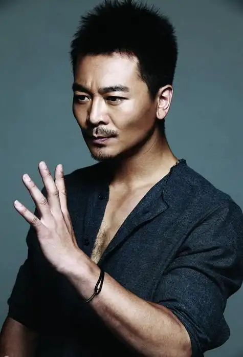 四十岁男人短发烫什么发型,40-50 岁的人烫发什么发型好