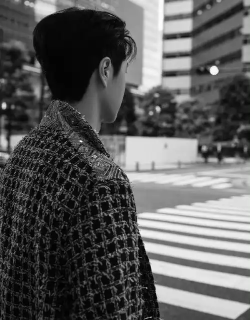 王一博和香奈儿绝配哥哥的侧脸也太优越了下颌线比我的人生规划都清晰