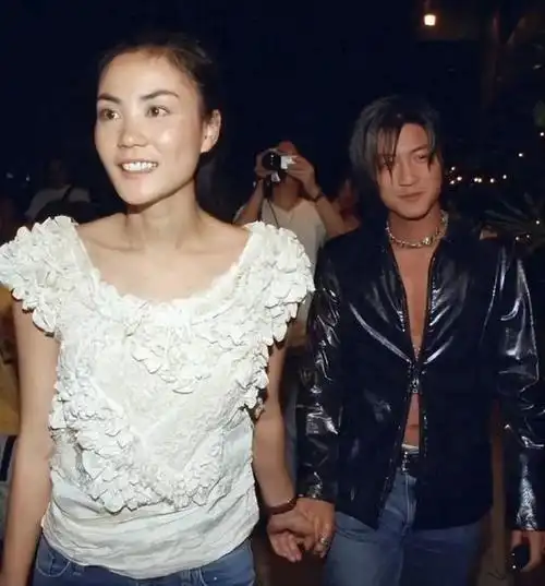 54岁王菲和43岁谢霆锋在机场秀恩爱,再次上演"世纪同框"