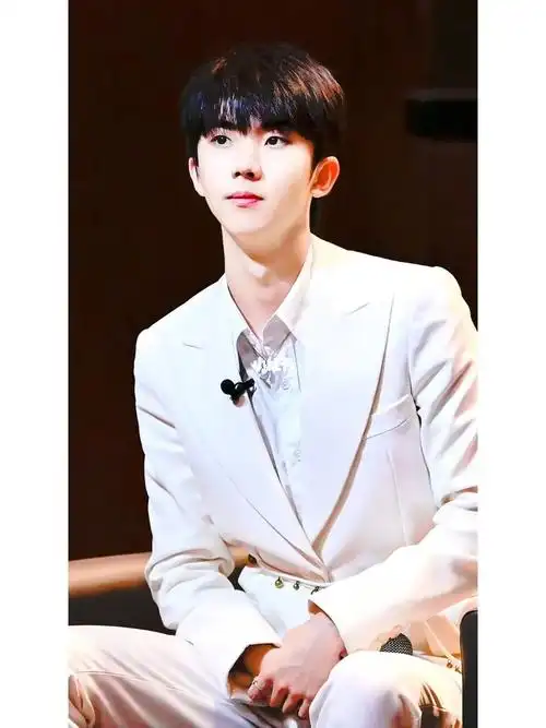 马嘉祺请把白西装焊死在身上