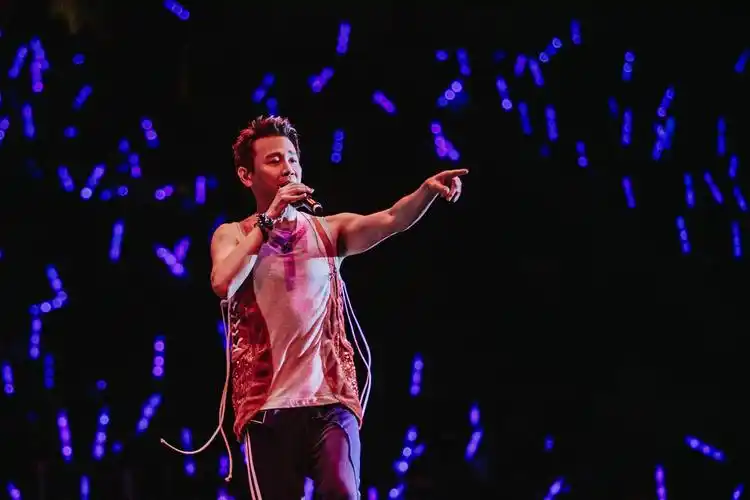 陶喆新加坡演唱会重现经典 现场遭遇粉丝"熊抱"