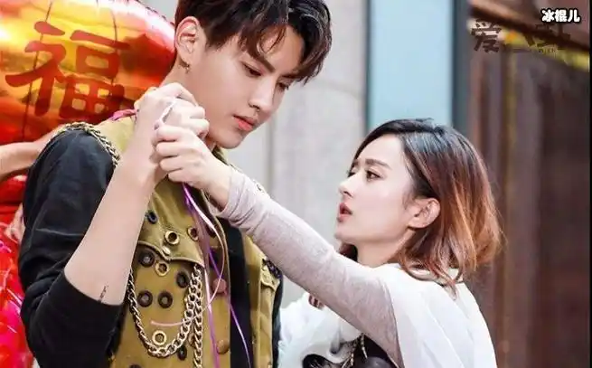 随后关于炒吴亦凡和赵丽颖的恋情也是在网上炒的