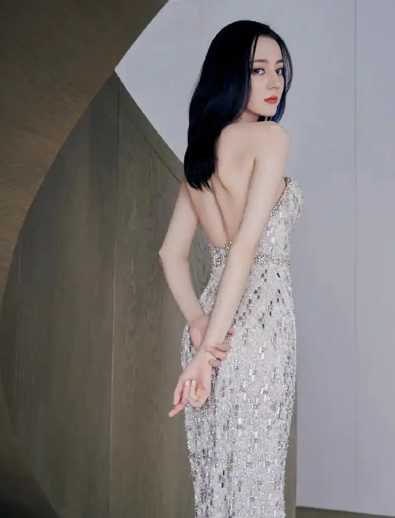 迪丽热巴这次终于穿对了,一袭抹胸裙亮相,这"凹凸感"惹人羡慕