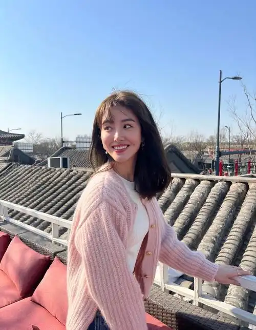 杨采钰终于换风格粉色开衫空气刘海变萌妹子甜美温柔有格调